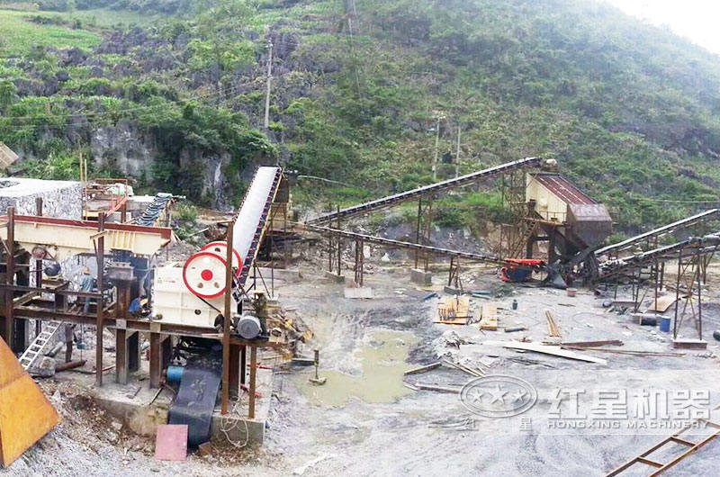 長石砂巖顎式破碎機工作現(xiàn)場 長石砂巖顎式破碎機工作現(xiàn)場