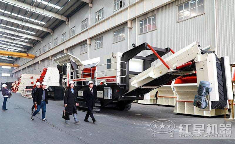 河南鵝卵石移動破碎站廠家，客戶來廠參觀