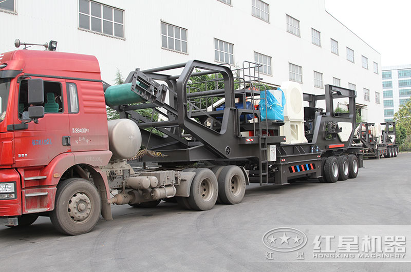 小型移動(dòng)石頭粉碎機(jī)直接開往客戶現(xiàn)場(chǎng) 小型移動(dòng)石頭粉碎機(jī)直接開往客戶現(xiàn)場(chǎng)