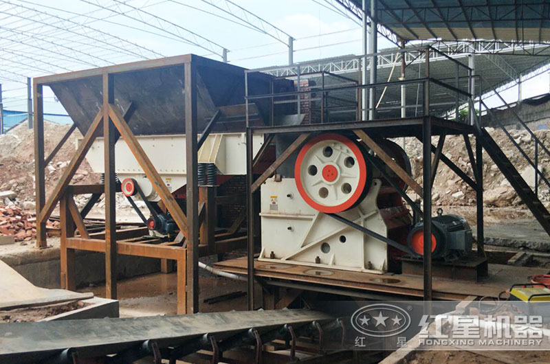 石塊打碎機(jī)工作現(xiàn)場(chǎng)實(shí)拍圖片 石塊打碎機(jī)工作現(xiàn)場(chǎng)實(shí)拍圖片