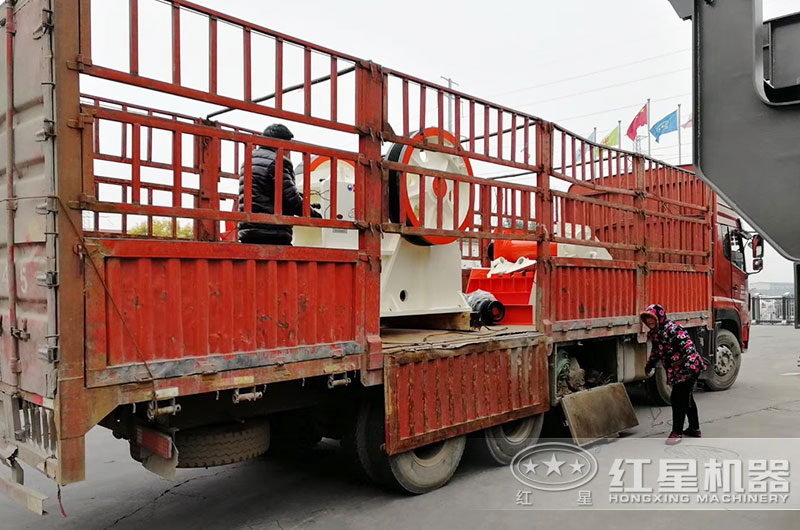石塊打碎機(jī)設(shè)備裝車(chē)發(fā)貨 石塊打碎機(jī)設(shè)備裝車(chē)發(fā)貨