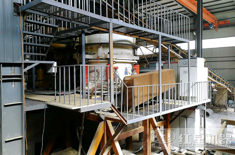 圓錐破碎機(jī)作業(yè)現(xiàn)場實(shí)拍圖 圓錐破碎機(jī)作業(yè)現(xiàn)場實(shí)拍圖