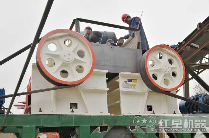 兩臺69顎式破碎機聯(lián)機作業(yè)現(xiàn)場 兩臺69顎式破碎機聯(lián)機作業(yè)現(xiàn)場