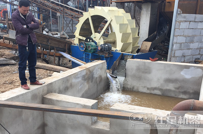 輪斗式洗砂機(jī)作業(yè)現(xiàn)場(chǎng) 輪斗式洗砂機(jī)