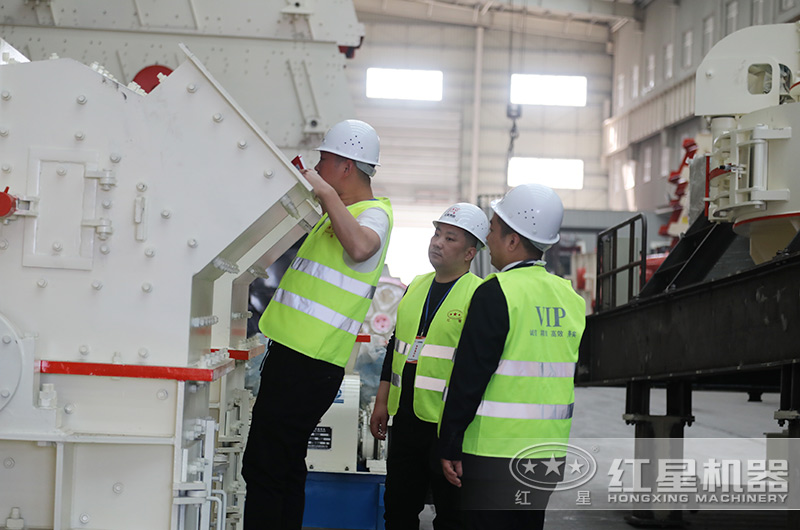 客戶來廠考察細碎制砂機設(shè)備 客戶來廠考察細碎制砂機設(shè)備