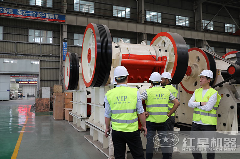 客戶來廠考察打石頭機(jī)器 客戶來廠考察打石頭機(jī)器