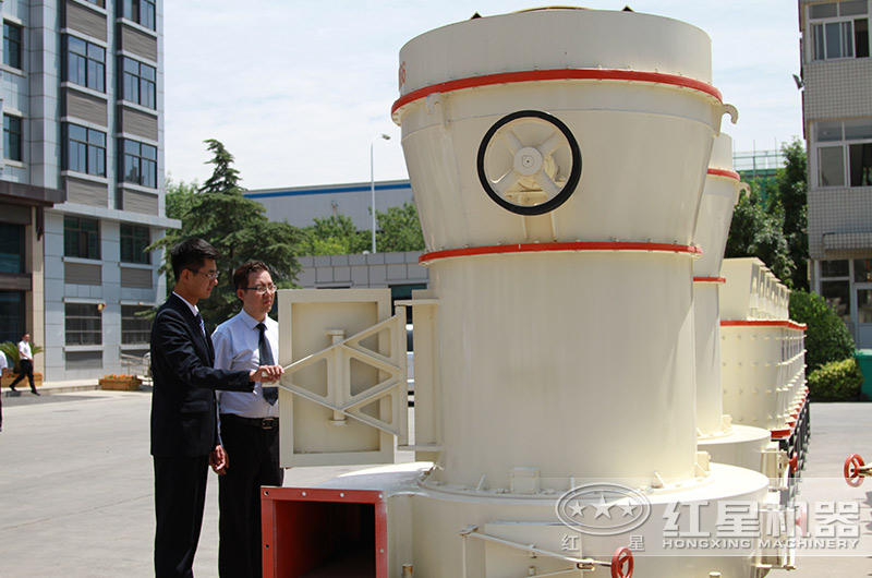 客戶來廠考察磨粉機(jī)設(shè)備 客戶來廠考察磨粉機(jī)設(shè)備